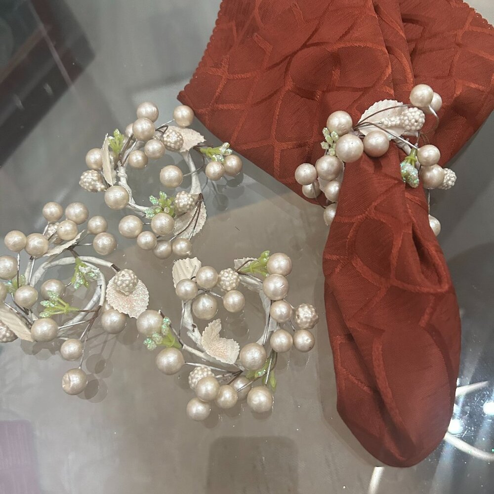 Set of 4 pearl "wreath shaped" napkin rings